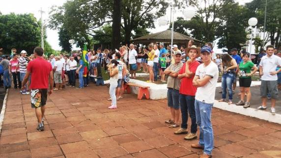 Protesto por um Brasil Mais Decente mobiliza Horizontina - foto 3