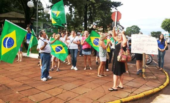 Protesto por um Brasil Mais Decente mobiliza Horizontina - foto 5