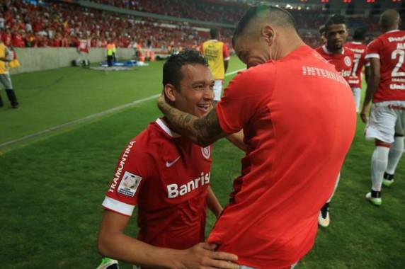 Com direito a virada, Inter vence o Emelec por 3 a 2 - foto 3