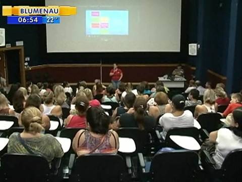Professores entram em greve por tempo indeterminado em Tubarão