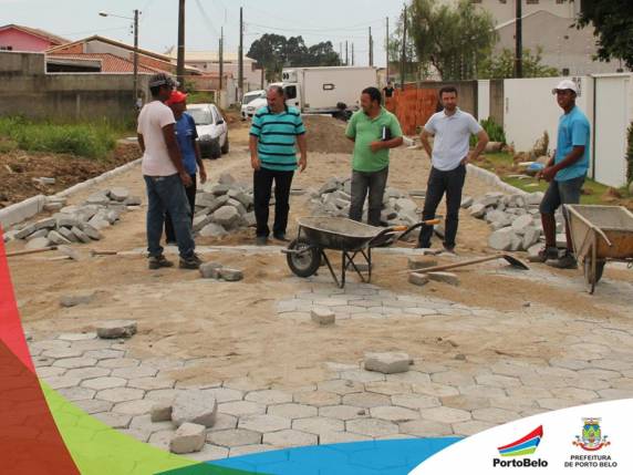 Obra de calçamento em fase final no Perequê