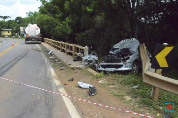 Mulher morre em colisão na ERS 324 - foto 4