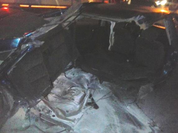 Automóvel parte ao meio depois de bater em poste no centro de
Carazinho - foto 2