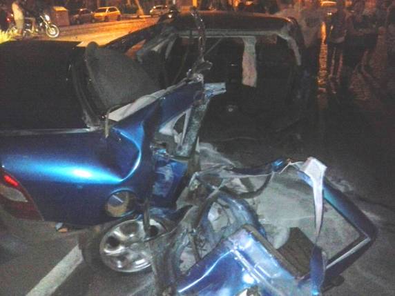 Automóvel parte ao meio depois de bater em poste no centro de
Carazinho - foto 3