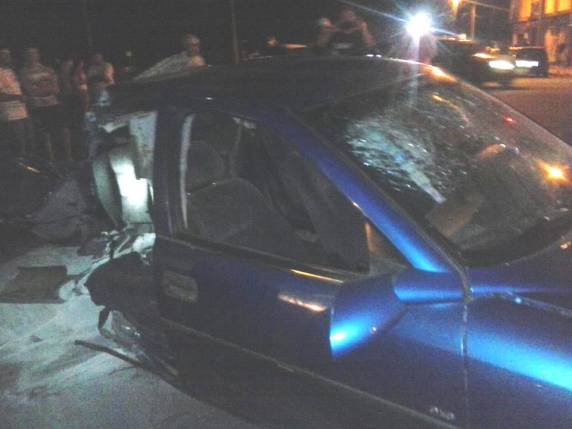 Automóvel parte ao meio depois de bater em poste no centro de
Carazinho - foto 7