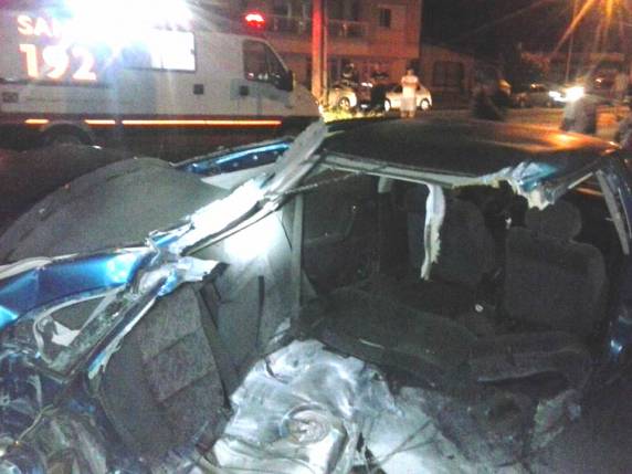 Automóvel parte ao meio depois de bater em poste no centro de
Carazinho - foto 4