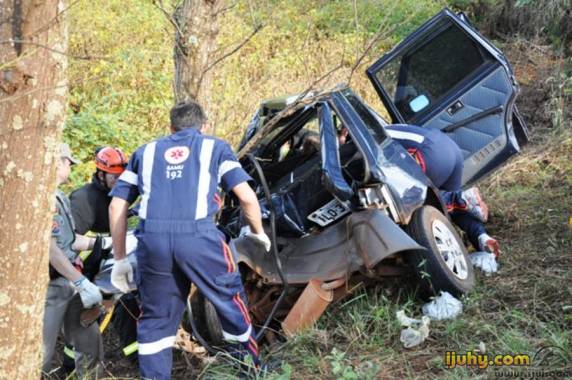 Buracos na ERS 342 causam grave acidente com 3 feridos - foto 2