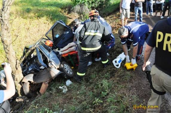 Buracos na ERS 342 causam grave acidente com 3 feridos - foto 3