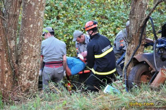 Buracos na ERS 342 causam grave acidente com 3 feridos - foto 4