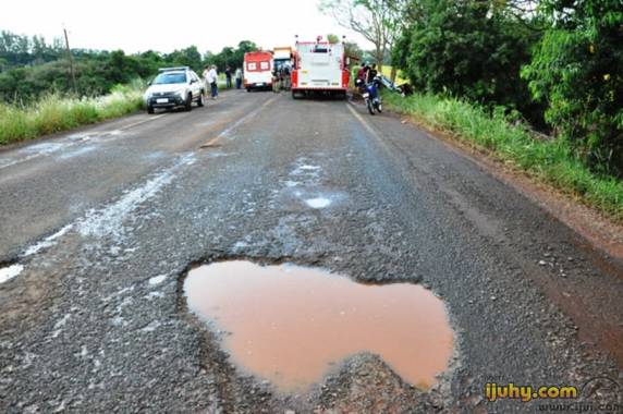 Buracos na ERS 342 causam grave acidente com 3 feridos - foto 7