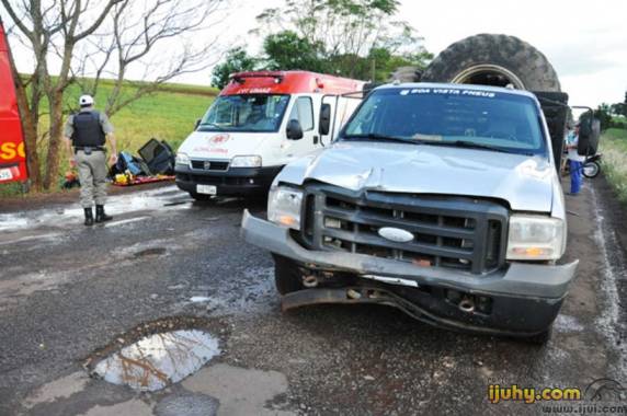 Buracos na ERS 342 causam grave acidente com 3 feridos - foto 5