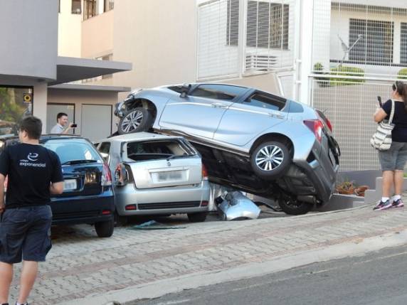 Carro invade calçada e para em cima de outro automóvel em Chapecó - foto 2