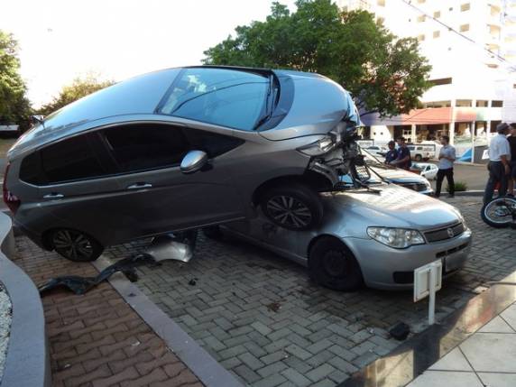 Carro invade calçada e para em cima de outro automóvel em Chapecó - foto 3