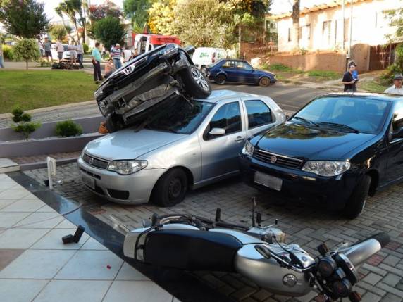 Carro invade calçada e para em cima de outro automóvel em Chapecó - foto 4