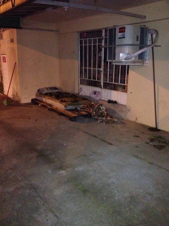 Dormindo em papelões o homem está muito debilitado