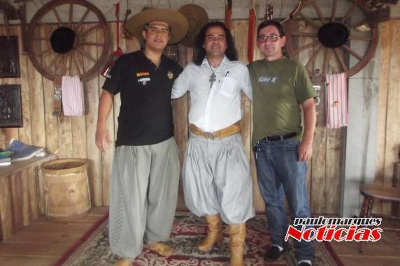 Cantor missioneiro Baitaca em visita ao cantor Luiz Moreira em Três de Maio - foto 3