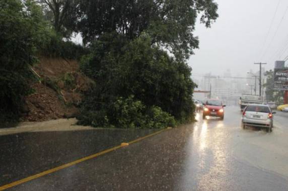 Região registra entre 80 e 100 mm de chuva nas últimas 24h, que causou alagamentos em ao menos nove bairros e no centro