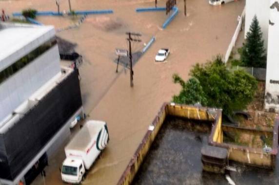 Chuvas provocadas por ciclone subtropical causam alagamentos e deslizamento em Criciúma, no Sul de SC - foto 3