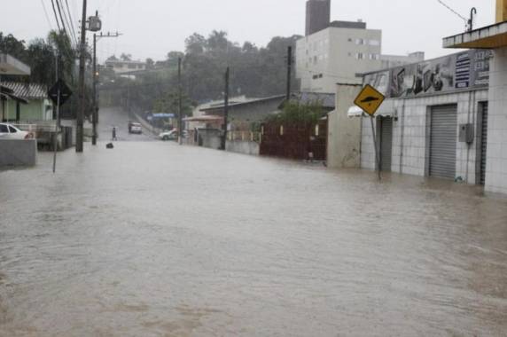 Chuvas provocadas por ciclone subtropical causam alagamentos e deslizamento em Criciúma, no Sul de SC - foto 4