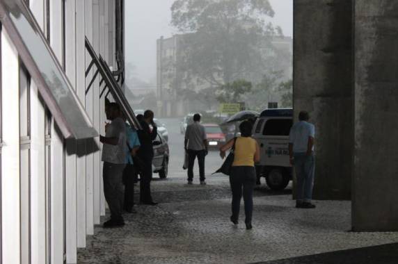Chuvas provocadas por ciclone subtropical causam alagamentos e deslizamento em Criciúma, no Sul de SC - foto 2