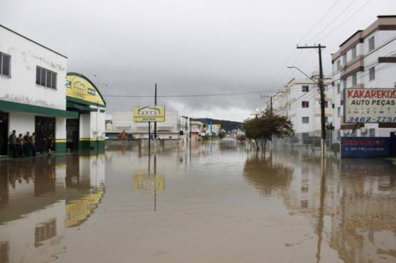 Chuvas provocadas por ciclone subtropical causam alagamentos e deslizamento em Criciúma, no Sul de SC - foto 6