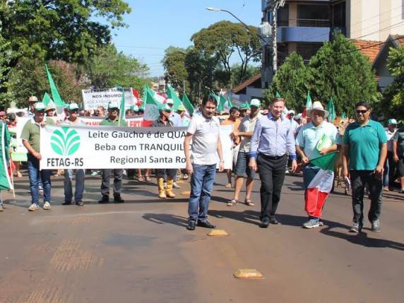 Executivo de Três de Maio
participa do movimento em prol do leite, em Santa Rosa - foto 3