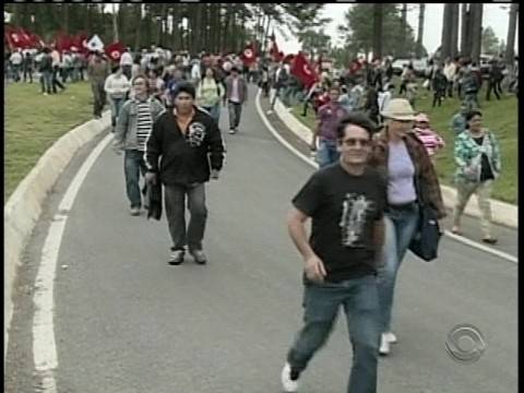 Em Curitibanos, na Serra catarinense, manifestantes bloqueiam rodovia. Em São Miguel do Oeste e Chapecó, no Oeste, 

ocorrem passeatas