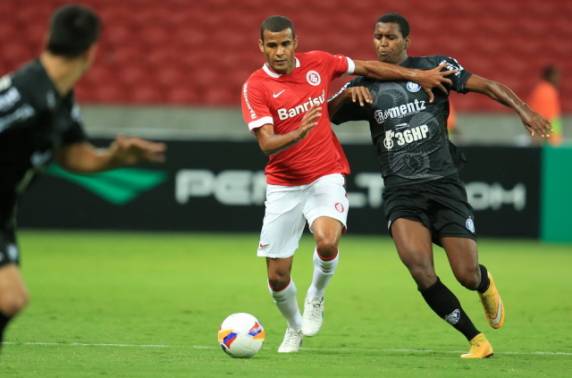 Com esquema novo, Inter joga melhor e vence o Aimoré - foto 2