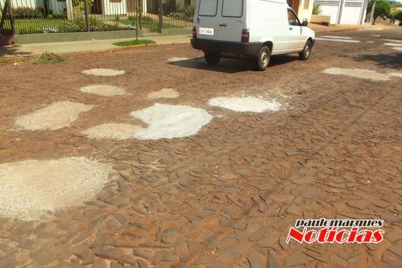 Cansado de esperar por solução morador faz tapa buracos em rua de Três de Maio - foto 3