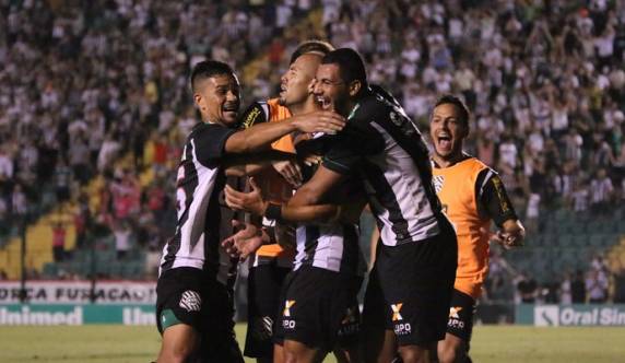 Com maior desejo pela vitória, Alvinegro sofre para furar bloqueio Tricolor, mas com gols de Mazola e Yago sobe para a liderança do hexagonal, junto da Chapecoense