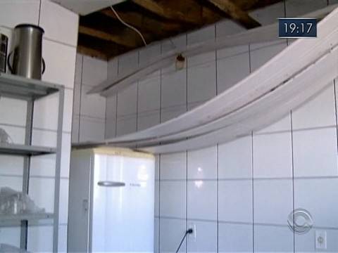 Teto desabou e dejetos de ratos e gambás tiveram contato com comida