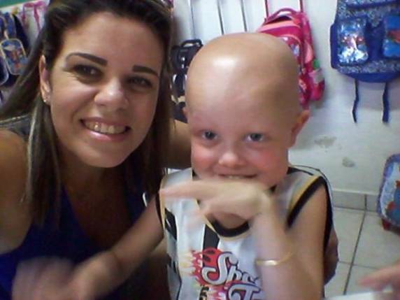Garoto foi para creche acompanhado da família e da doadora do órgão