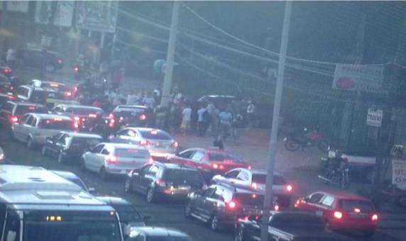 Tiroteio no
trânsito causa acidente com morte na zona leste da Capital - foto 4