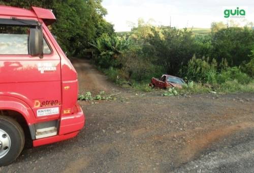 Acidente com saída de pista na ERS 207
em Vista Nova deixou motorista ferido - foto 3