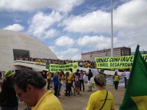 Manifestações levam dezenas de pessoas as 

ruas em Três de Maio - foto 5