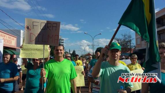 Manifestações levam dezenas de pessoas as 

ruas em Três de Maio - foto 3