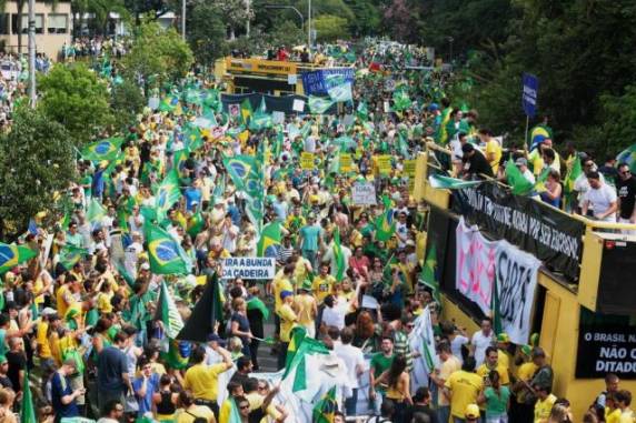 Manifestações levam dezenas de pessoas as 

ruas em Três de Maio - foto 6