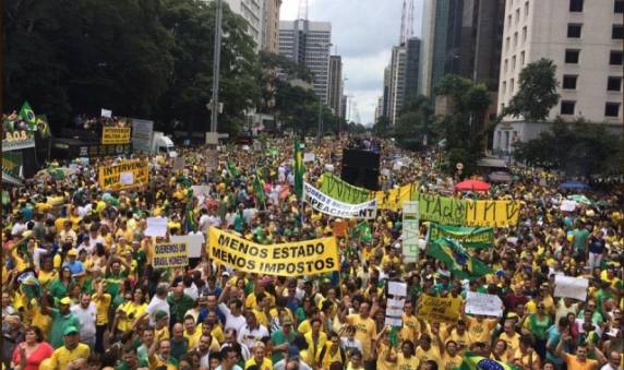 Manifestações levam dezenas de pessoas as 

ruas em Três de Maio - foto 7