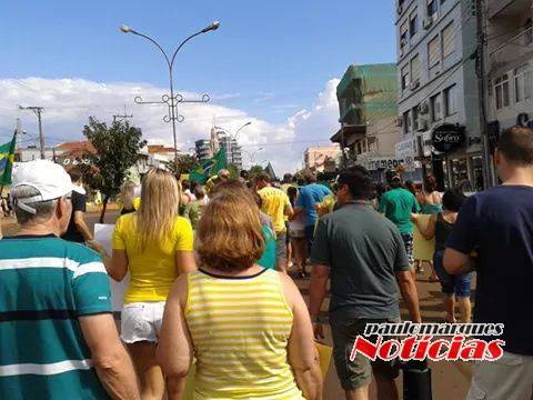 Manifestações levam dezenas de pessoas as 

ruas em Três de Maio - foto 4