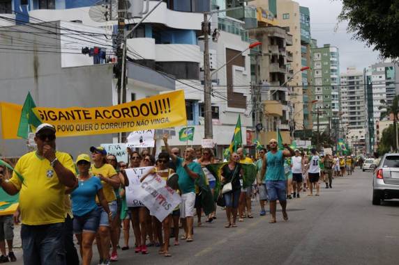 Manifestantes fazem passeata em Balneário Camboriú pela saída de Dilma - foto 2