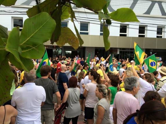 Manifestantes fazem passeata em Balneário Camboriú pela saída de Dilma - foto 5