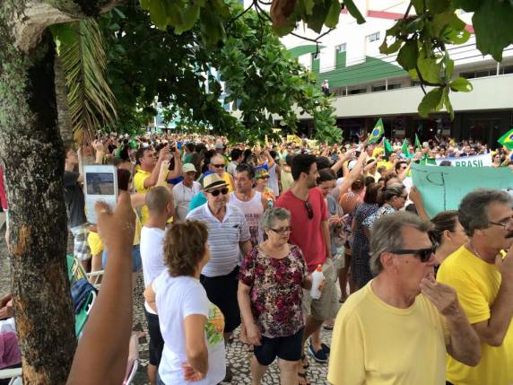 Manifestantes fazem passeata em Balneário Camboriú pela saída de Dilma - foto 4