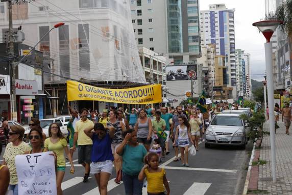 Manifestantes fazem passeata em Balneário Camboriú pela saída de Dilma - foto 3