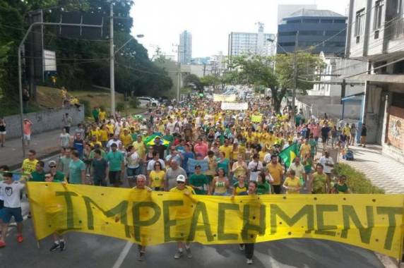 Manifestantes fazem passeata em Balneário Camboriú pela saída de Dilma - foto 7