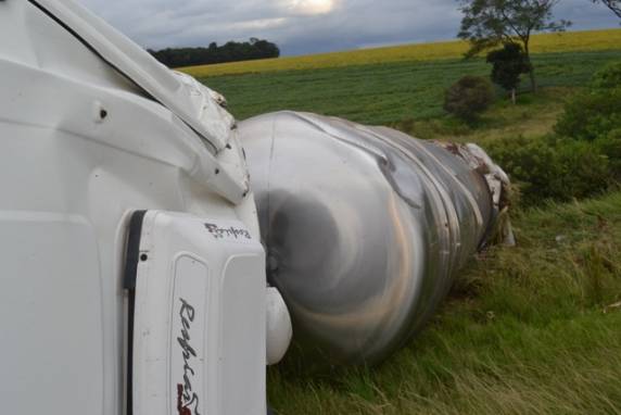 Carreta carregada com 45 mil litros de óleo diesel tomba na BR-386 - foto 3
