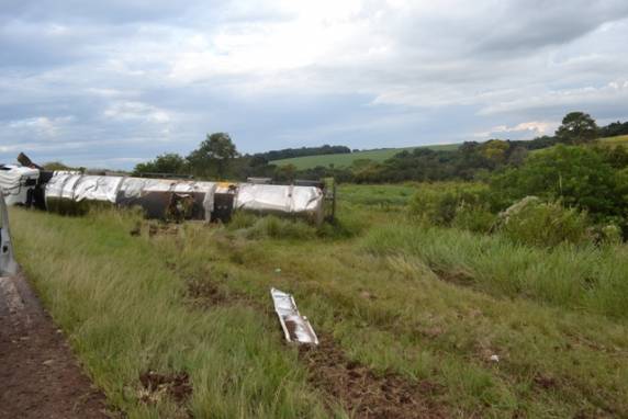 Carreta carregada com 45 mil litros de óleo diesel tomba na BR-386 - foto 5