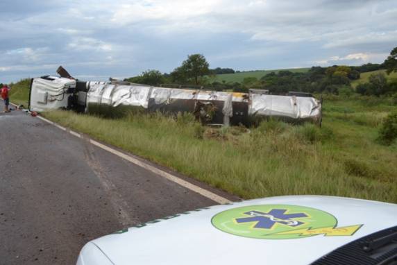 Carreta carregada com 45 mil litros de óleo diesel tomba na BR-386 - foto 4