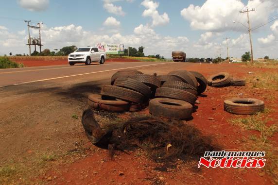 É preocupante o acumulo de pneus que restou na
margem da ERS 342 em Três de Maio - foto 7