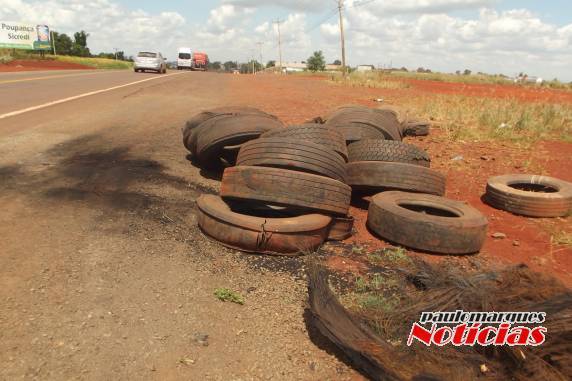 Os pneus velhos restaram do protesto dos caminhoneiros