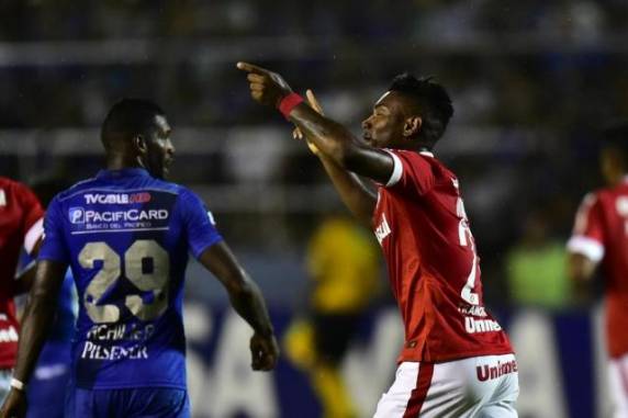 Mena abriu o placar para o time da casa, mas Vitinho garantiu um ponto para a equipe de Aguirre no 

segundo tempo